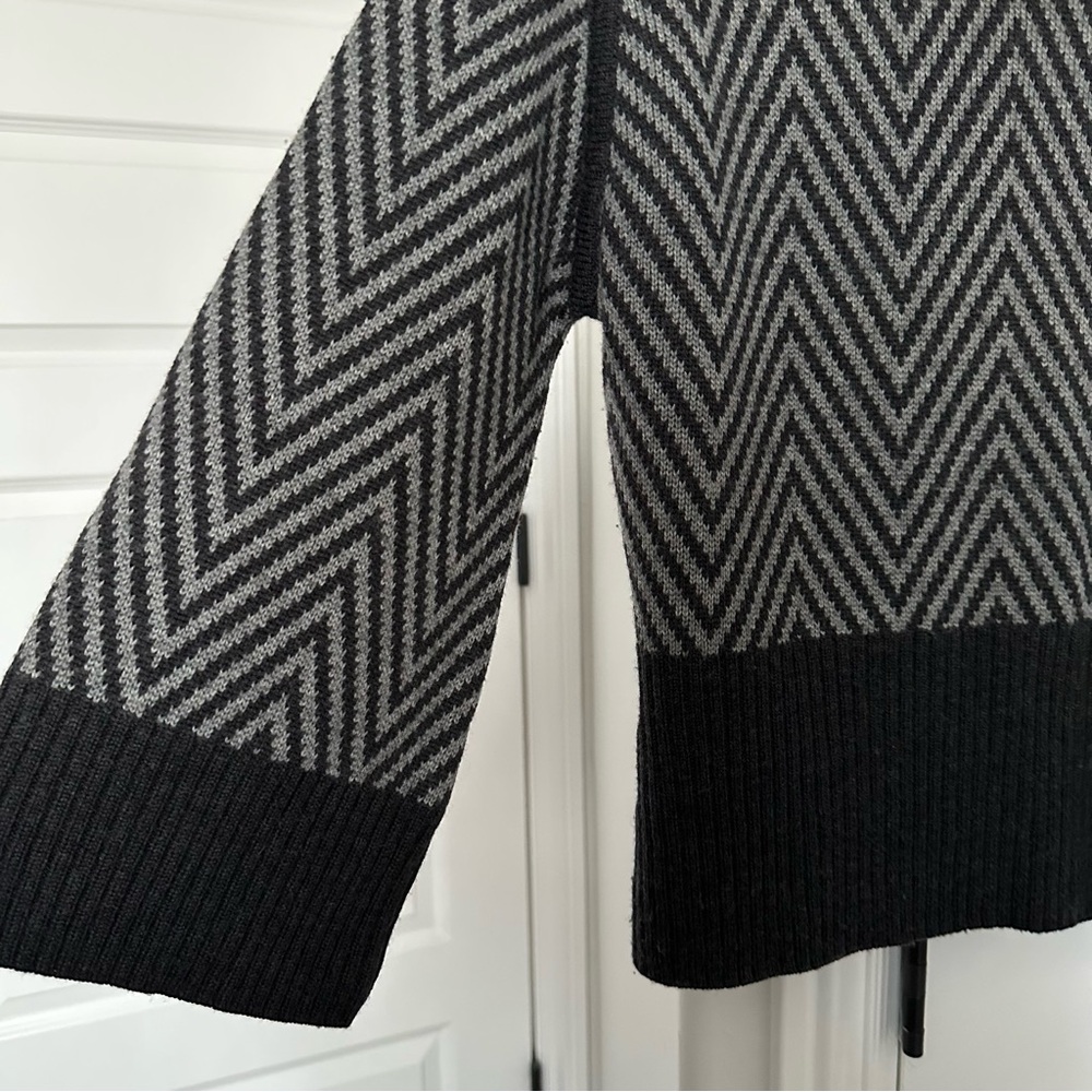 Saks Chevron Sweater 100% Super fine Merino Wool Size XS - Picture 2 of 5
